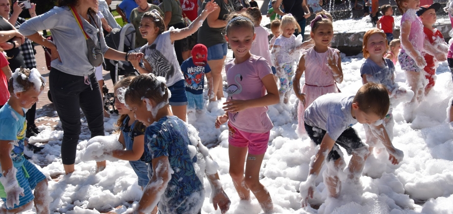 Zabawa na imprezie "Plaża Goleszów"